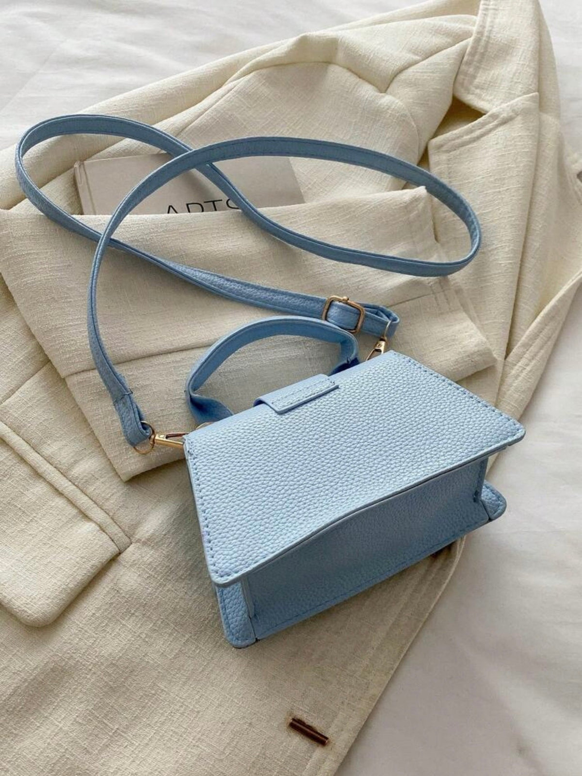 Borsa Kelly azzurra – vestibilità del capo – DivaModaMilano