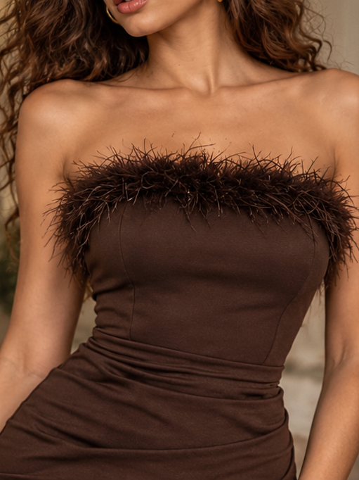 Abito Syrelia Brown mini in lycra con scollo a fascia e dettaglio effetto piume - dettaglio scollo