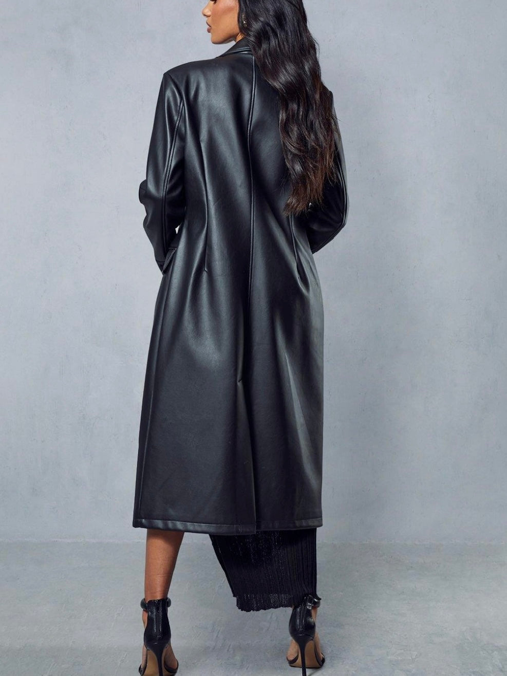 Cappotto Synce Black, dettaglio di tessuto e finiture