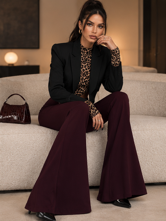 Pantalone Elyndra Wine leggings in crepe scupa a zampa - look seduto