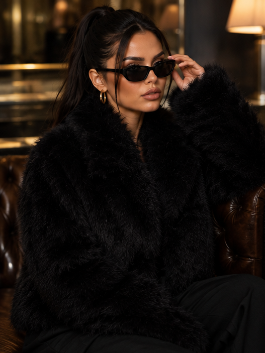 Pelliccia Orlena Black sintetica - look seduto frontale