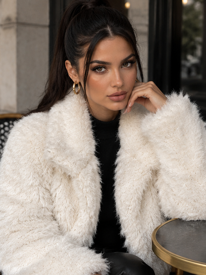Pelliccia Orlena White sintetica - look seduto frontale